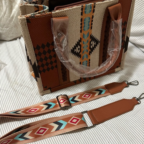 Southwest Design Crossbody - Picture 4 of 6